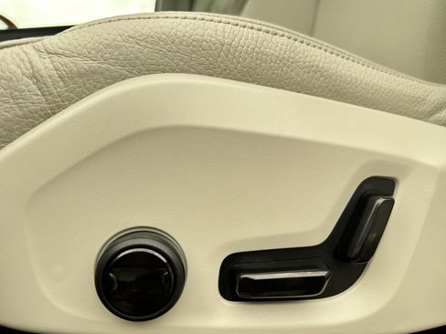 Used 2021 Volvo XC60 T6 Momentum w/ Premium Package image 13