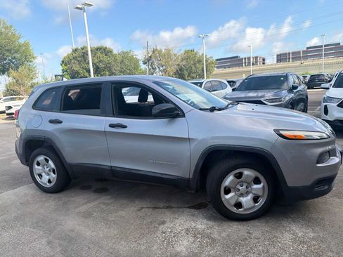 Used 2017 Jeep Cherokee Sport FWD image 4