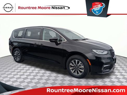 Used 2024 Chrysler Pacifica Select image 1