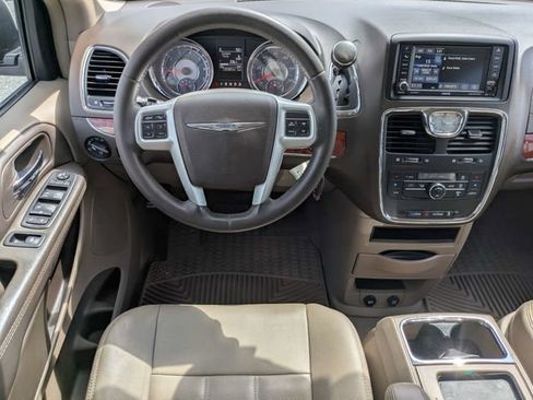 Used 2016 Chrysler Town & Country Touring FWD image 17