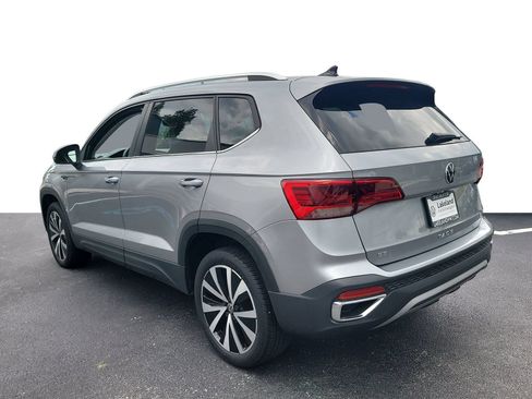 Used 2023 Volkswagen Taos SE w/ Panoramic Sunroof Package FWD image 4