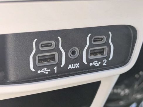 Used 2023 Chrysler Pacifica Touring-L FWD image 23