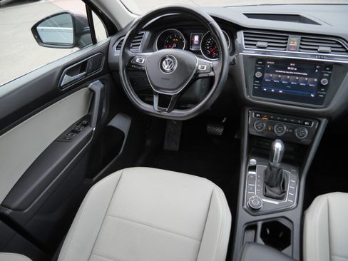 Used 2018 Volkswagen Tiguan SE w/ Panoramic Sunroof Package image 9