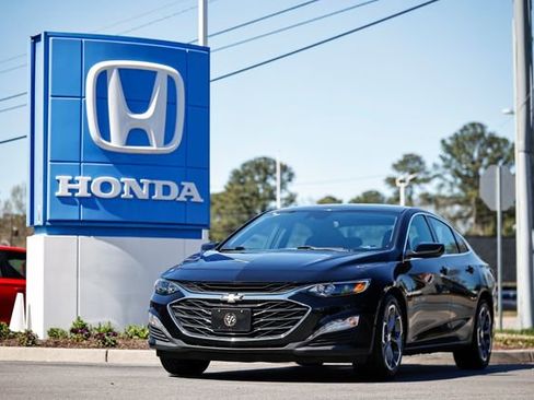 Used 2024 Chevrolet Malibu LT image 1