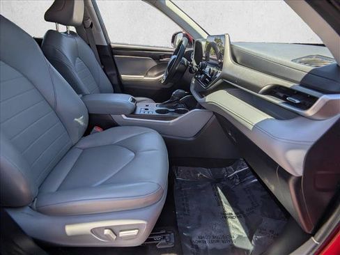 Used 2023 Toyota Highlander XLE FWD image 22