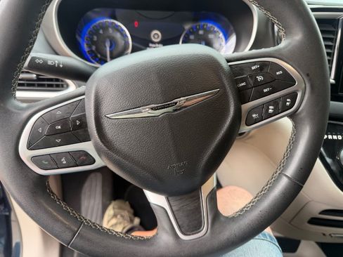 Used 2022 Chrysler Pacifica Touring-L FWD image 3