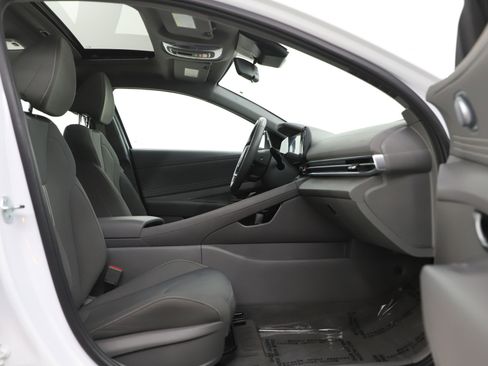 Used 2025 Hyundai Elantra SEL image 11