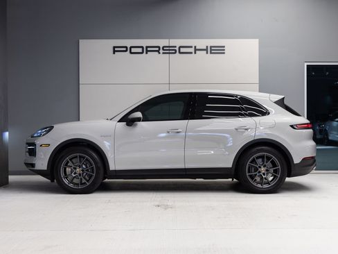 Certified 2025 Porsche Cayenne E-Hybrid AWD/4WD image 2