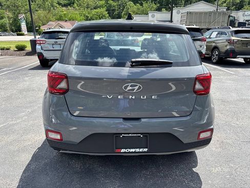 Used 2020 Hyundai Venue SE FWD image 3