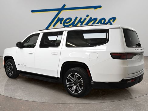 Used 2023 Jeep Wagoneer L Series II RWD image 9