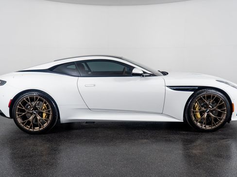 Used 2025 Aston Martin DB12 Coupe image 5