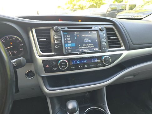 Used 2017 Toyota Highlander XLE FWD image 16