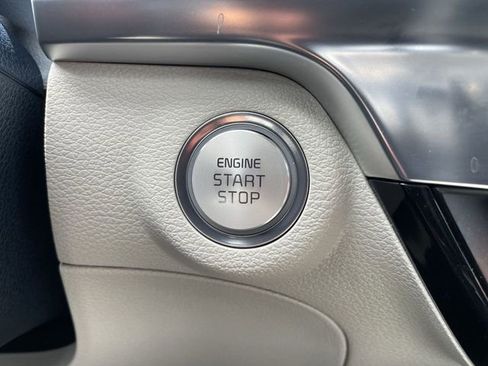 Used 2025 Kia Telluride SX w/ SX Captain's Chair Package FWD image 17