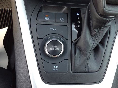 Used 2022 Toyota RAV4 LE image 18