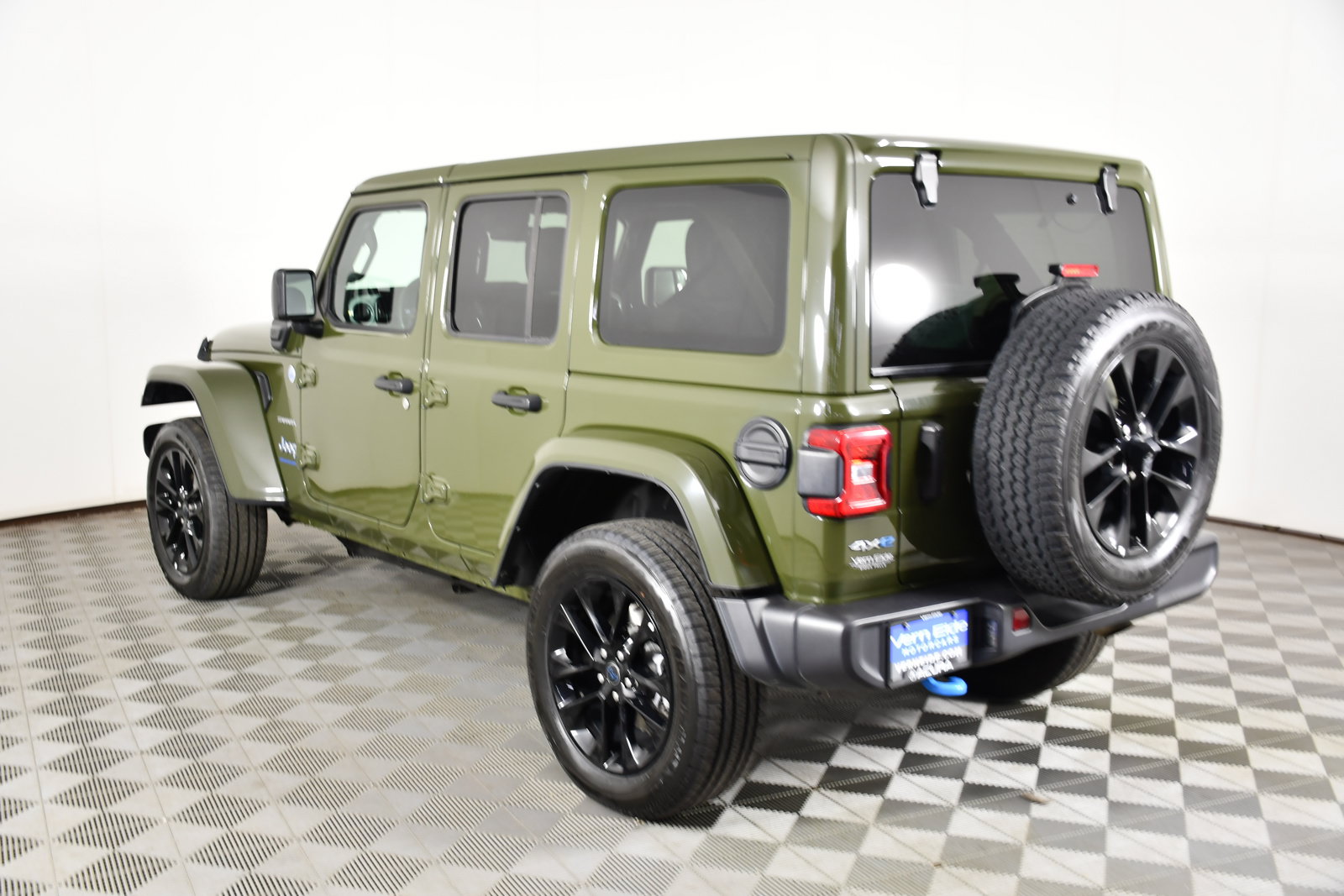 Used 2024 Jeep Wrangler Unlimited Sahara AWD/4WD image 8