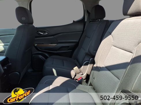 Used 2023 GMC Acadia SLE image 6