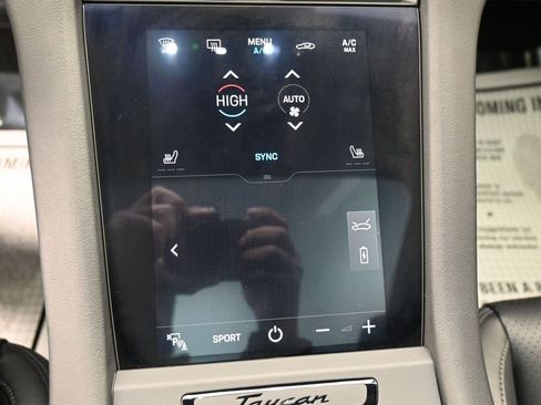 Used 2022 Porsche Taycan image 14