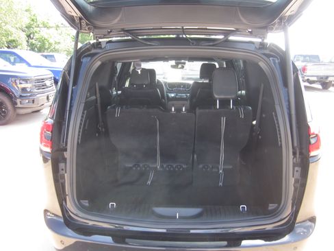 Used 2025 Chrysler Pacifica Select FWD image 7