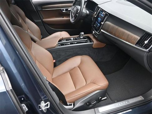Certified 2025 Volvo V90 B6 Cross Country Plus image 30
