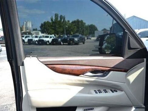 Used 2015 Cadillac Escalade ESV Luxury AWD/4WD image 10