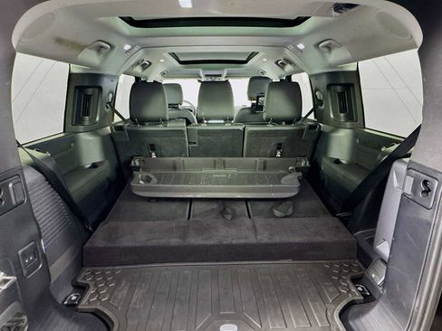 Used 2025 Land Rover Defender 130 X-Dynamic SE image 28