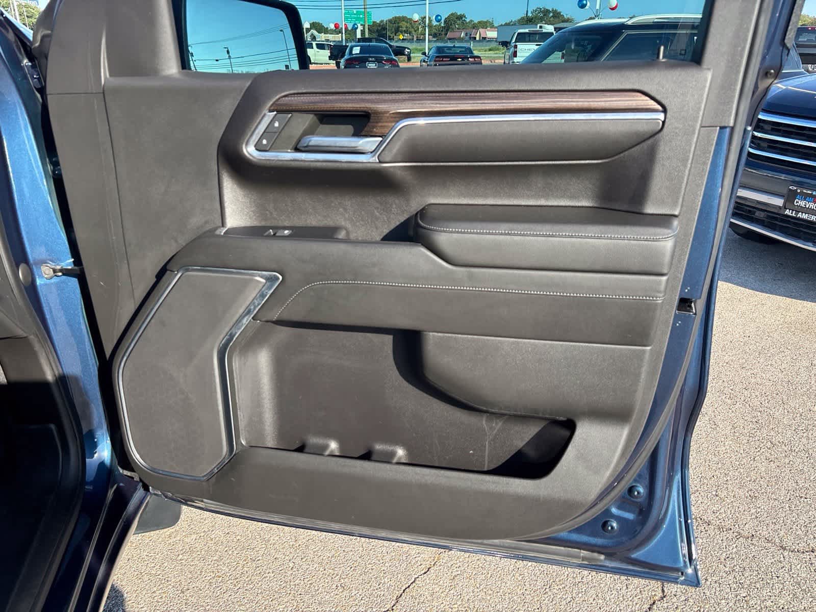 Used 2022 Chevrolet Silverado 1500 LT w/ Leather Package AWD/4WD image 10