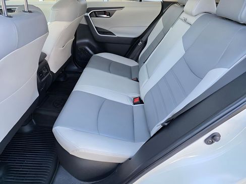 Used 2022 Toyota RAV4 XLE Premium image 16