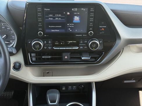 Used 2022 Toyota Highlander XLE FWD image 17