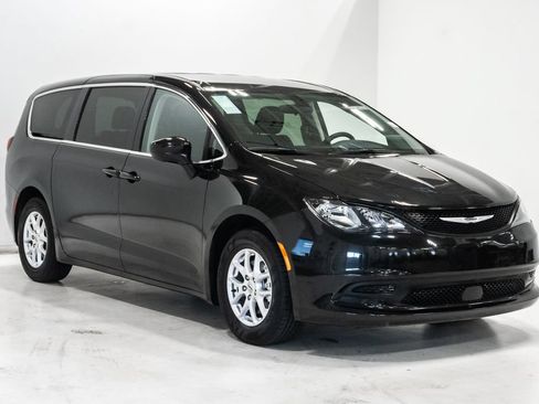 Certified 2022 Chrysler Voyager LX FWD image 6