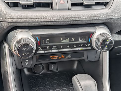 Used 2022 Toyota RAV4 LE AWD/4WD image 23