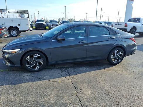 Used 2025 Hyundai Elantra SEL FWD image 3