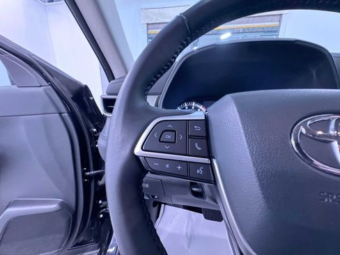 Used 2025 Toyota Highlander LE FWD image 20