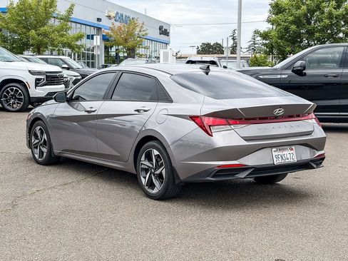 Used 2023 Hyundai Elantra SEL w/ Convenience Package FWD image 2