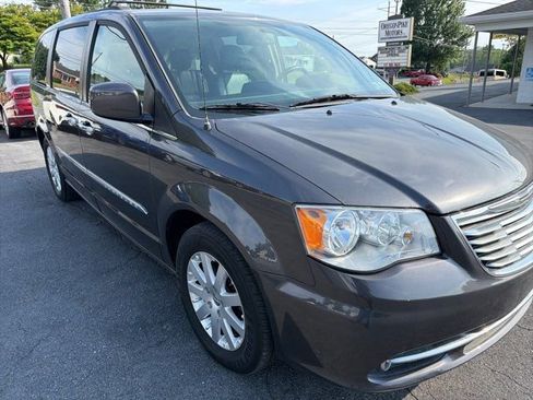 Used 2016 Chrysler Town & Country Touring w/ Driver Convenience Group FWD image 5