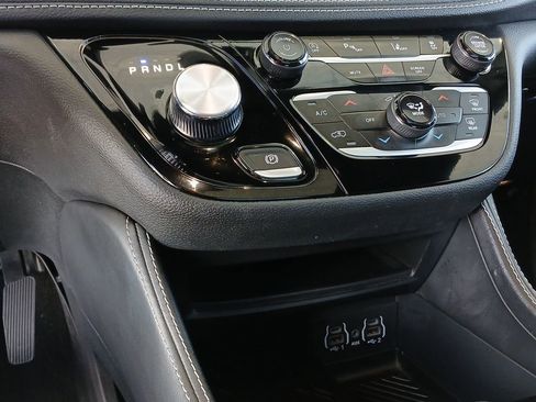 Used 2025 Chrysler Pacifica Limited image 16