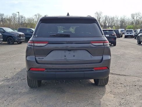 Used 2023 Jeep Grand Cherokee Altitude AWD/4WD image 8