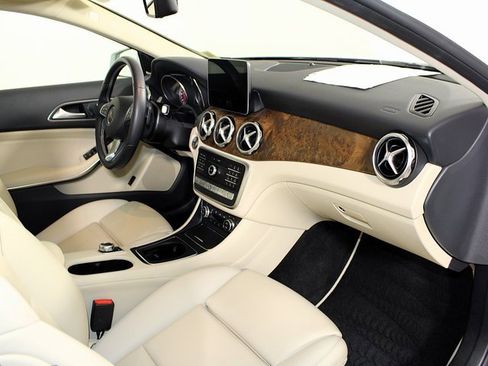 Used 2020 Mercedes-Benz GLA 250 4MATIC image 27