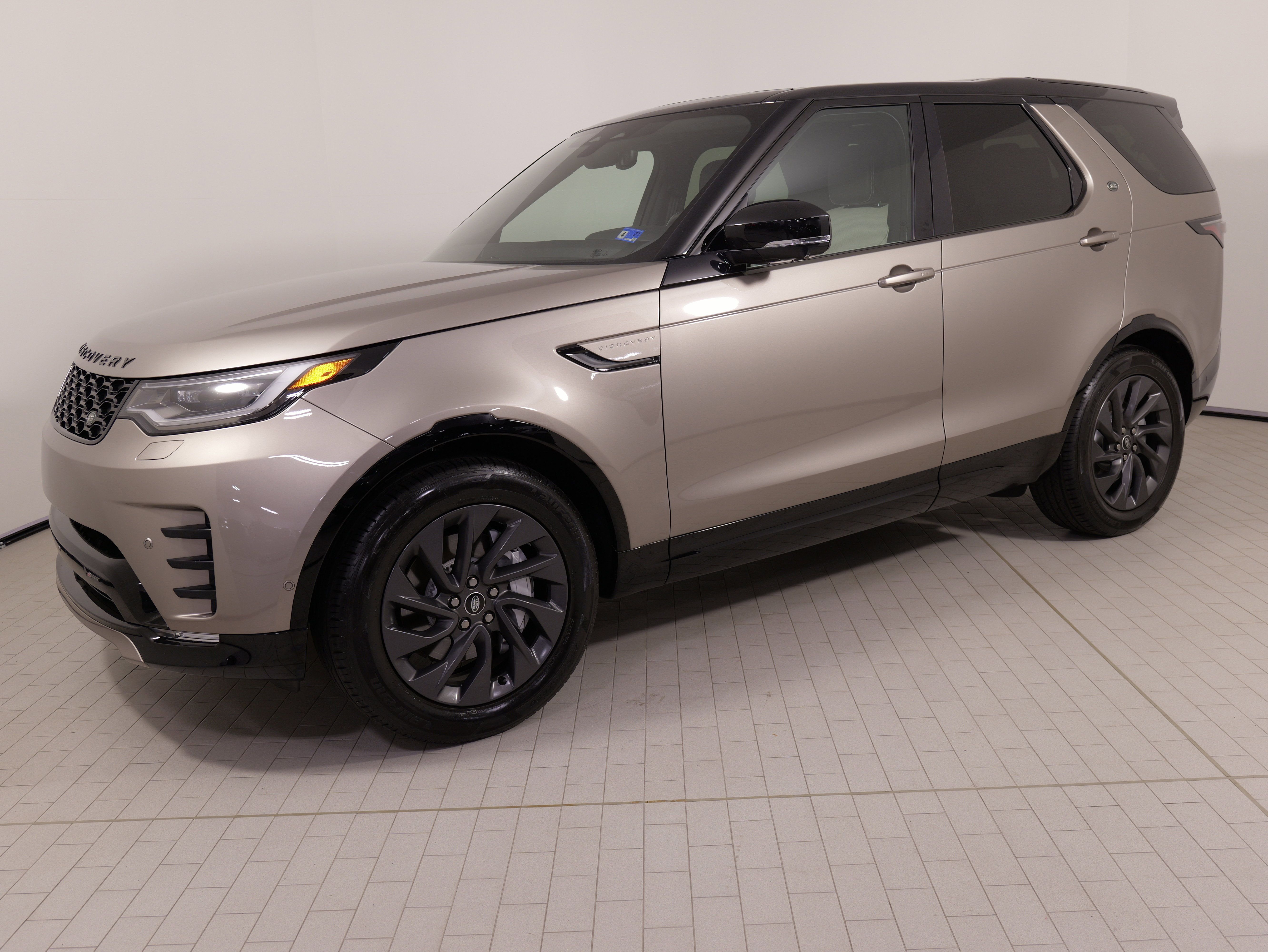 Used 2023 Land Rover Discovery S R-Dynamic AWD/4WD image 1