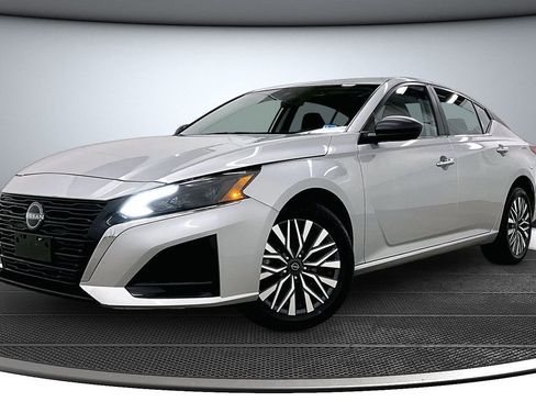 Used 2024 Nissan Altima 2.5 SV AWD/4WD image 3
