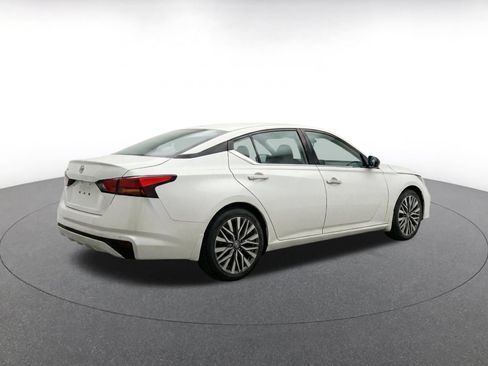 Used 2025 Nissan Altima 2.5 SV FWD image 11