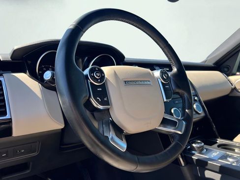 Used 2018 Land Rover Discovery SE image 46