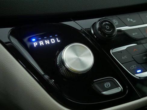 Used 2023 Chrysler Pacifica Touring-L FWD image 31
