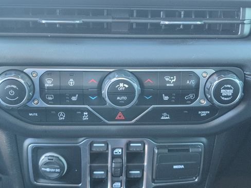 Used 2024 Jeep Wrangler Unlimited Rubicon w/ Technology Group image 20