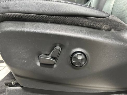 Used 2024 Chrysler Pacifica Limited FWD image 16