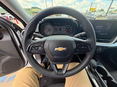 Certified 2025 Chevrolet Trax LS FWD image 39