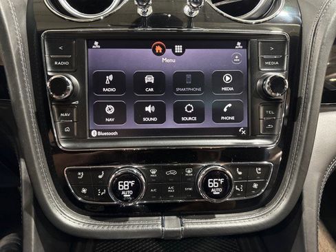 Used 2017 Bentley Bentayga AWD/4WD image 68