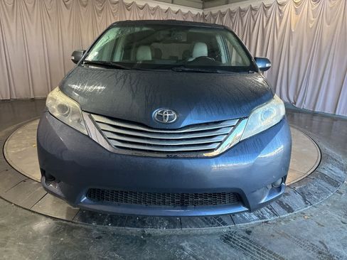 Used 2013 Toyota Sienna Limited image 2