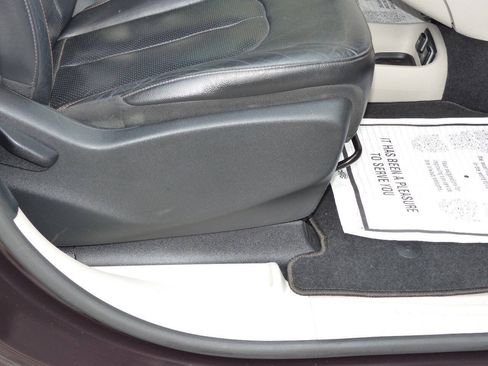 Used 2019 Chrysler Pacifica Touring-L FWD image 41
