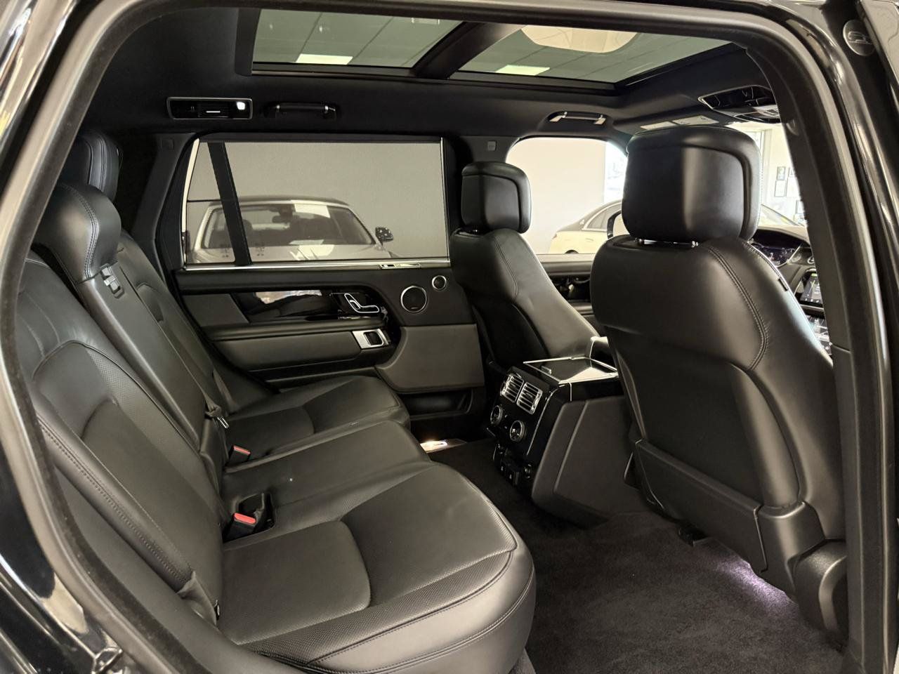 Used 2019 Land Rover Range Rover Long Wheelbase Supercharged AWD/4WD image 25
