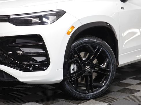 New 2026 Volkswagen Tiguan SE R-Line image 3